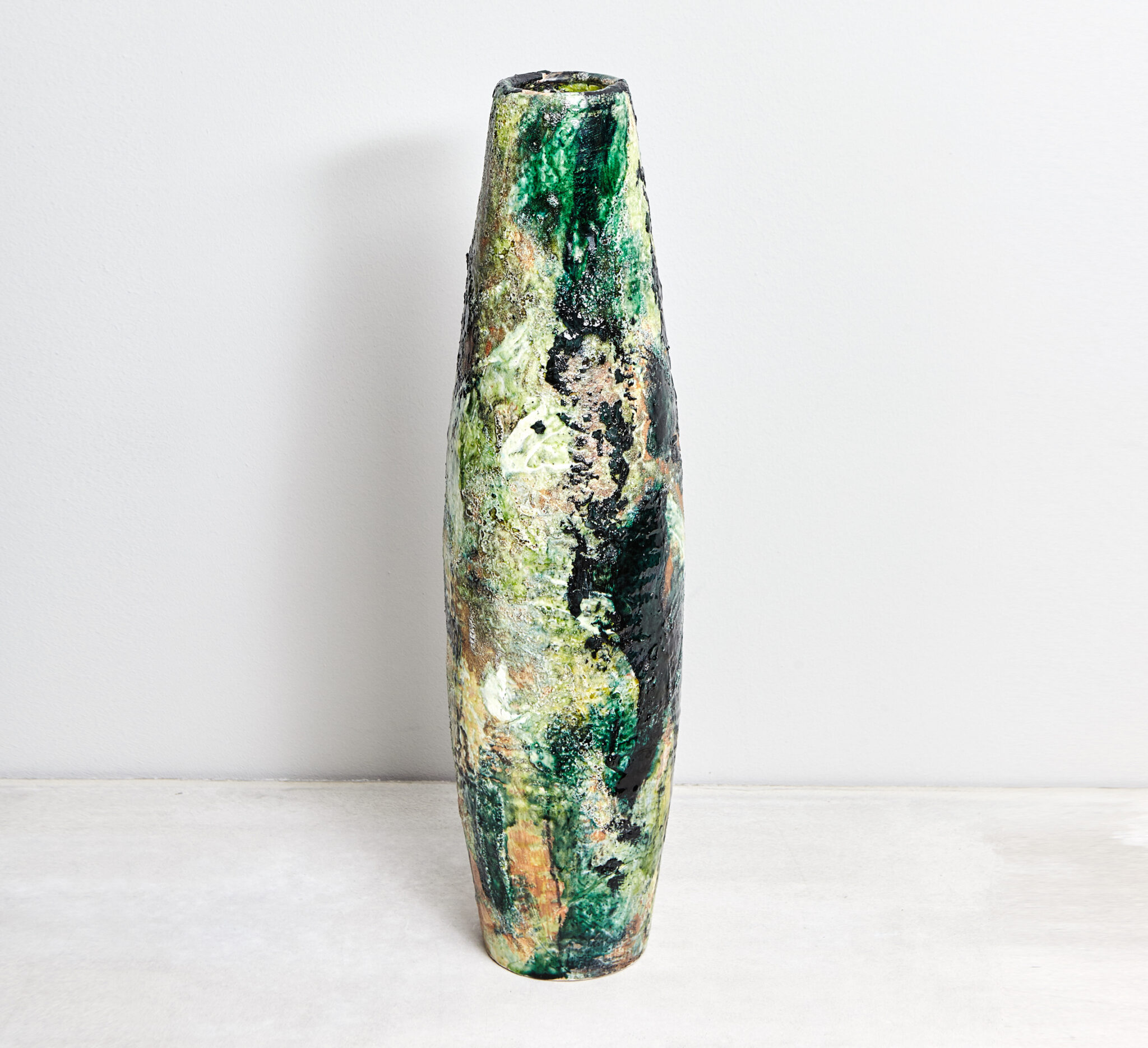 Hohe grün glasierte Keramikvase von aestone ceramics vor hellem Hintergrund