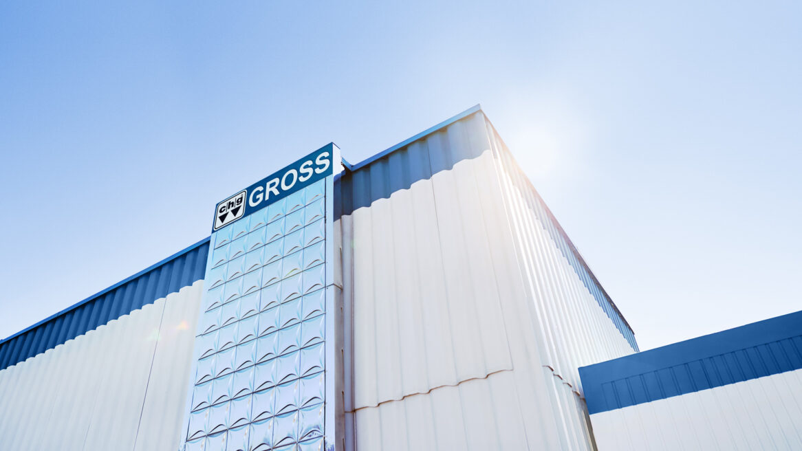 Außenansicht des CHG-GROSS-Firmengebäudes bei blauem Himmel