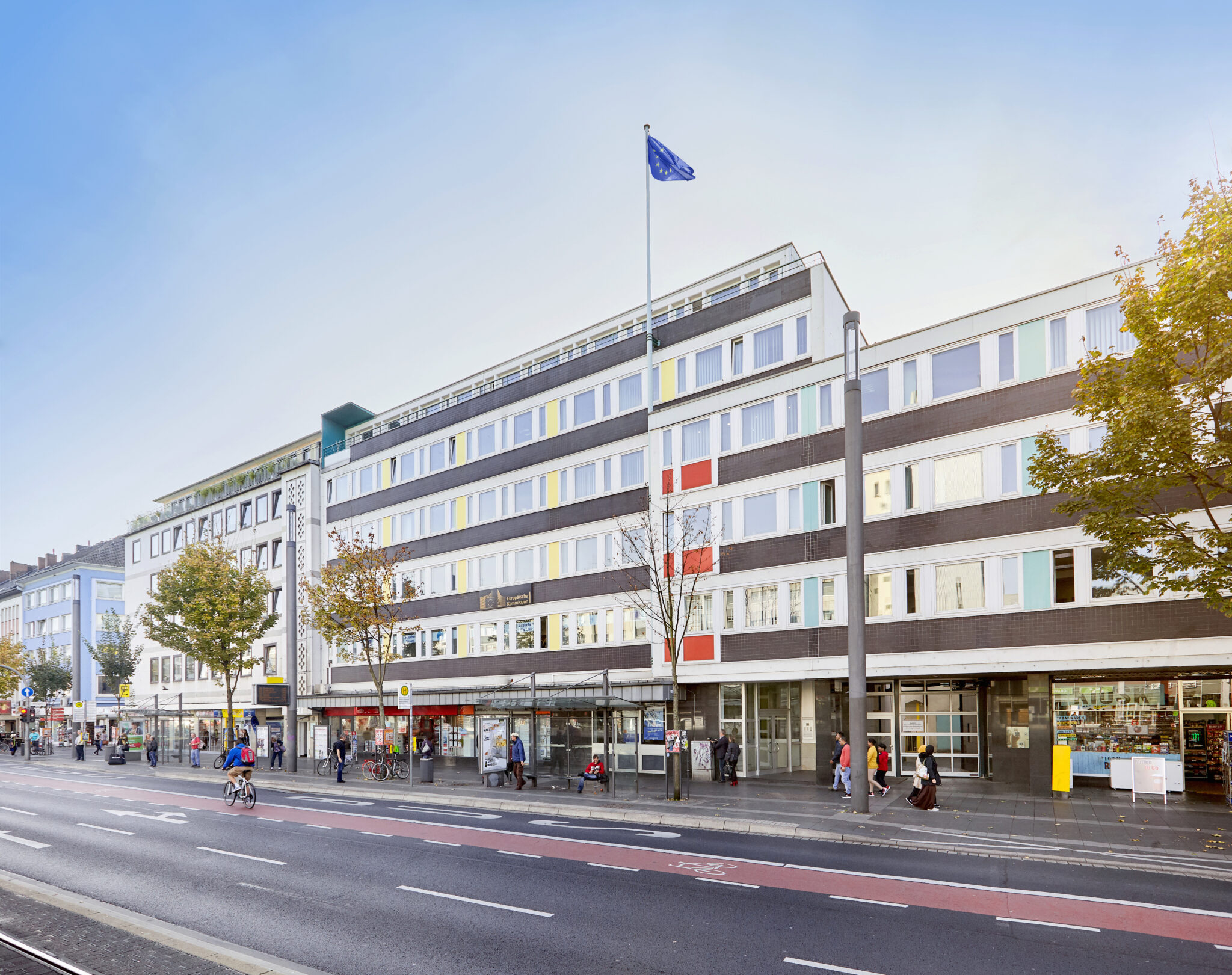 Gebäude der Europäischen Kommission in Bonn mit EU-Flagge vor der Fassade