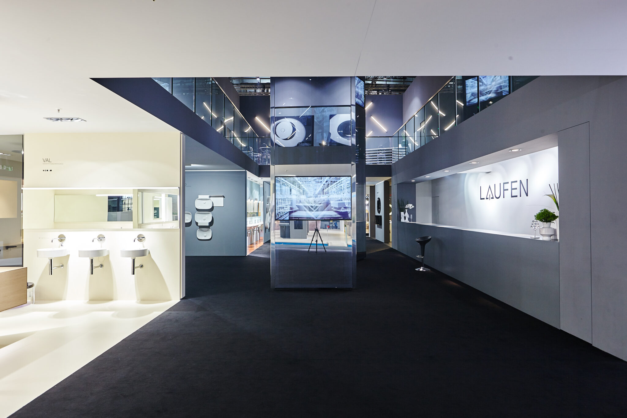 Großzügiger LAUFEN-Showroom mit zweigeschossiger Ausstellungsarchitektur und Produktpräsentationen