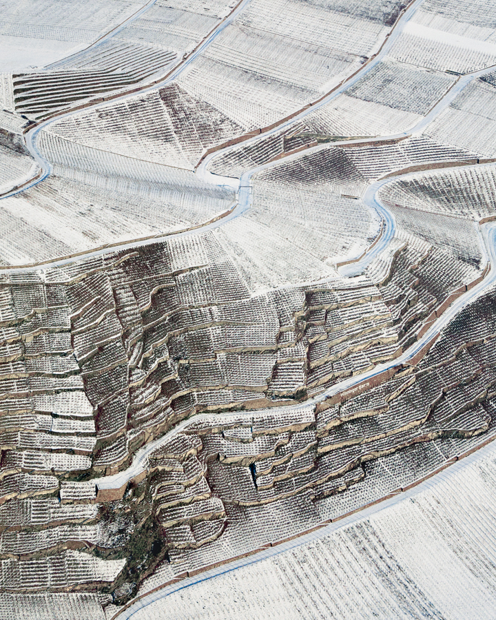 Abstrakt wirkende Landschaftsstrukturen aus erhöhter Perspektive