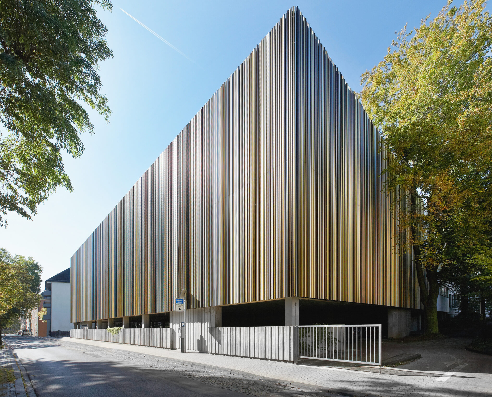 Außenansicht des Bischöflichen Cusanus-Gymnasiums mit hoher vertikaler Lamellenfassade