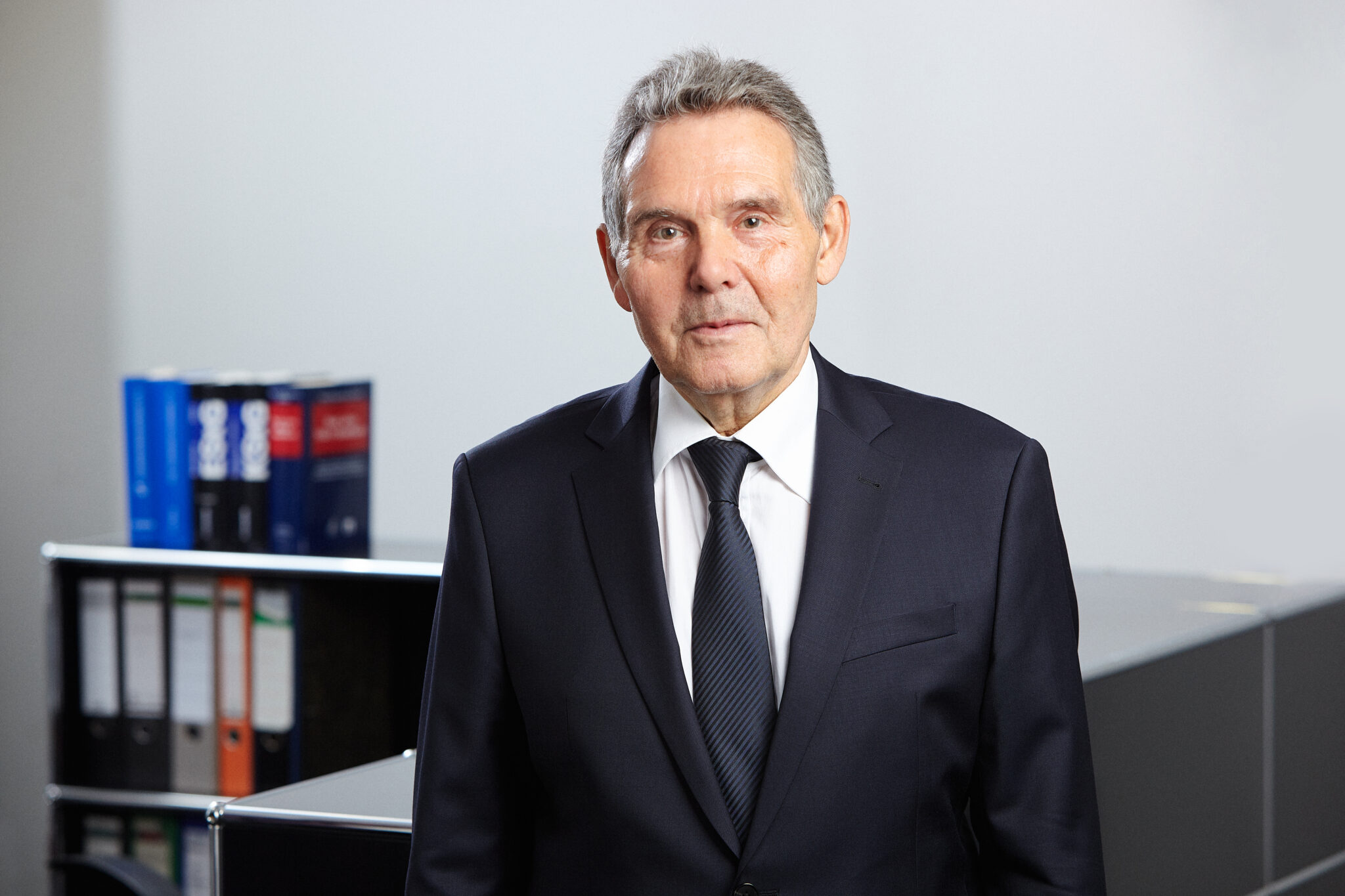 Business-Portrait eines Mannes im Büro von Linz & Partner