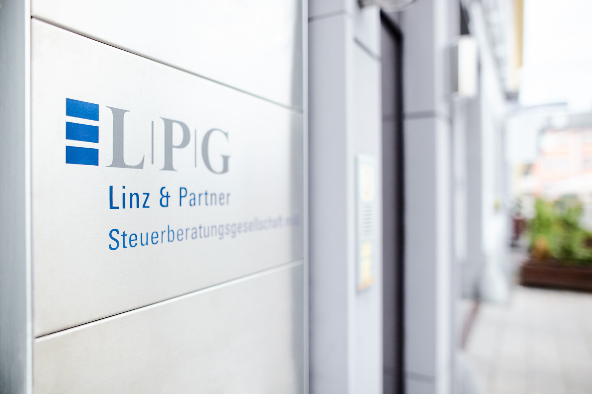 Kanzleischild von Linz & Partner Steuerberatungsgesellschaft am Gebäudeeingang