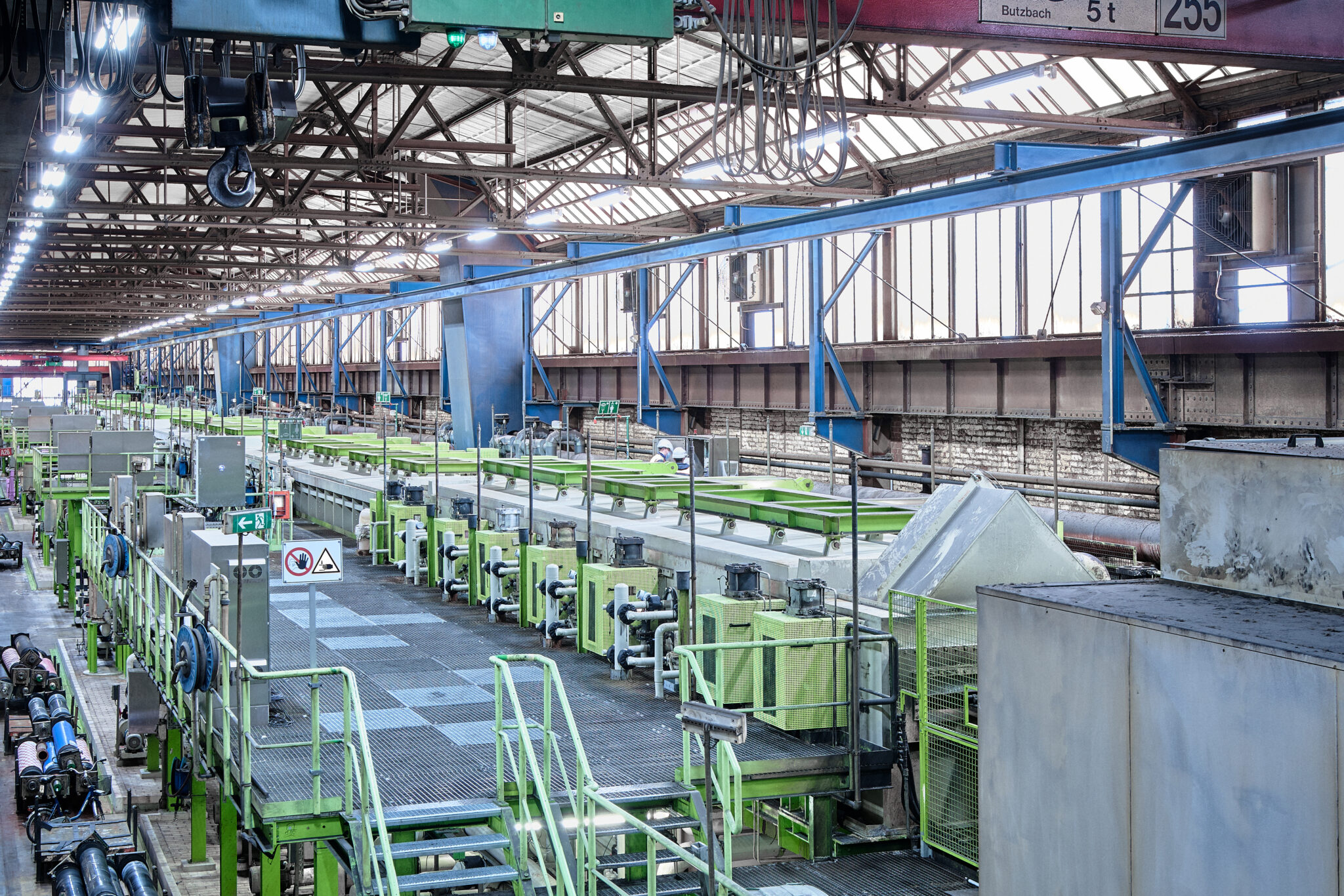 Grüne industrielle Fertigungsanlage in einer weitläufigen Produktionshalle